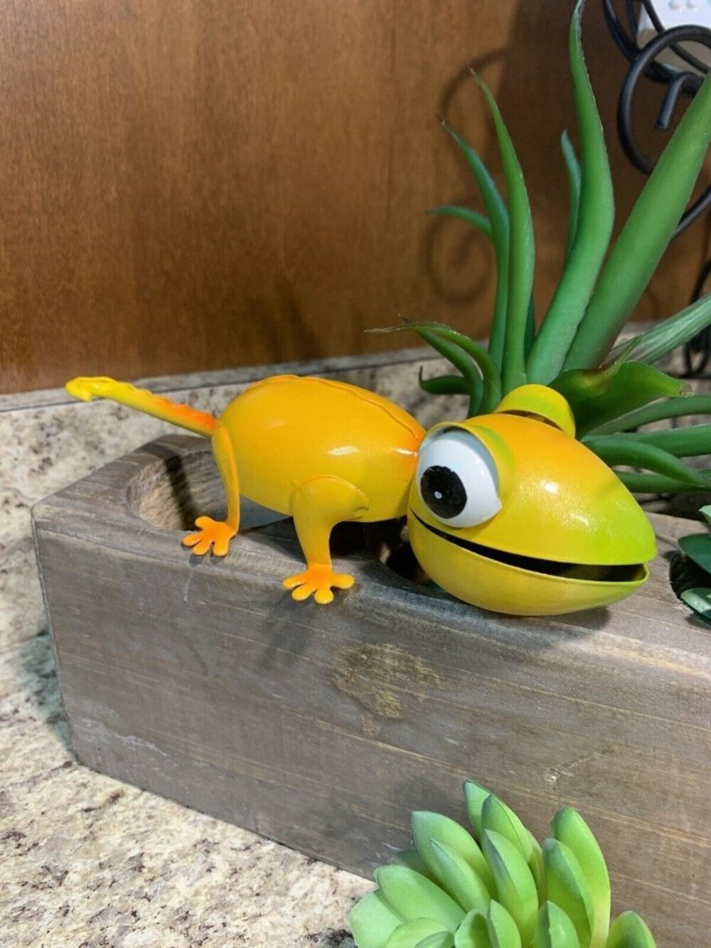 Small Yellow Metal Lizard Sculpture WHIMSICAL Garden Statue Home Outdoor U59